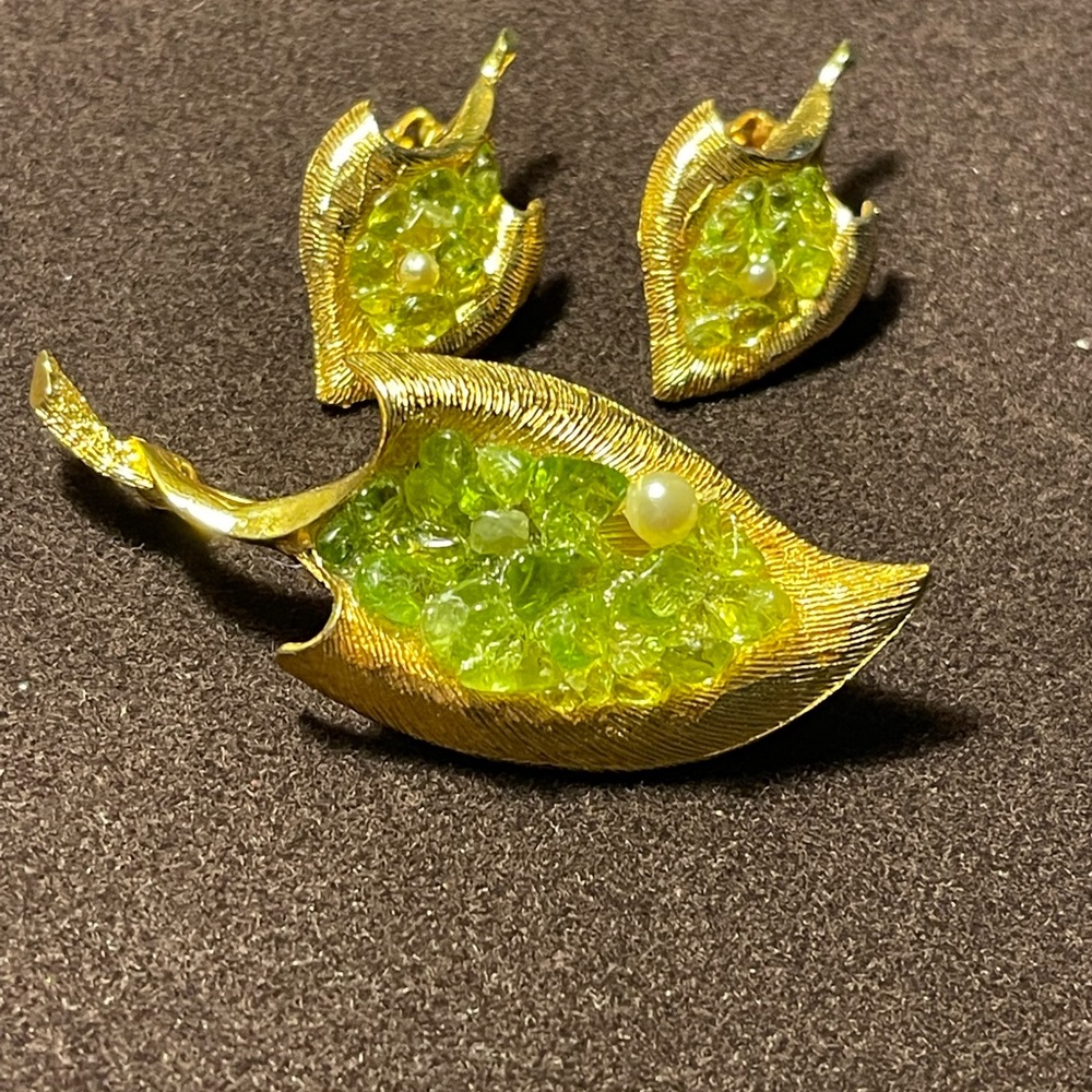 Dodds Vintage Brooch & Clip Earring Set Marked  Green and Gold with Faux Pearl d
